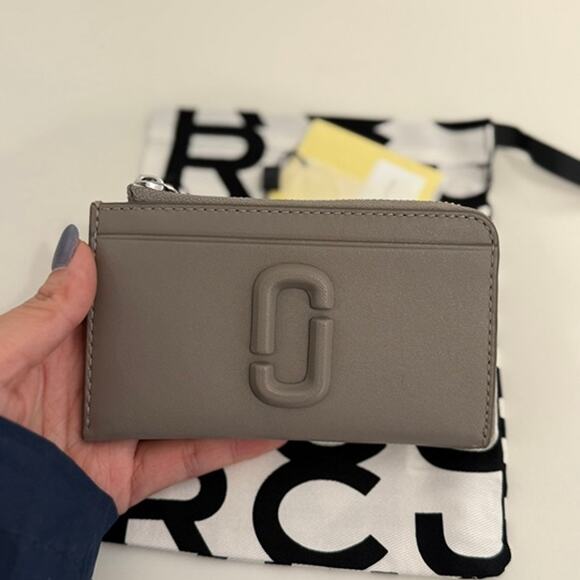 MARC JACOBS The Covered J Marc Top Zip Multi Wallet 2S4SMP008S02